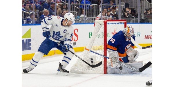 John Tavares når 1 000 poäng när han spelar för Toronto Maple Leafs